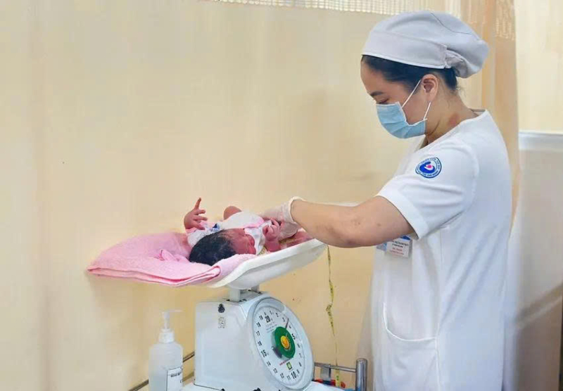 Cha mẹ không quốc tịch sinh con ở Việt Nam: Con mang quốc tịch nào?